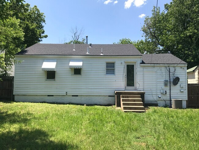Building Photo - Adorable Midtown Home!