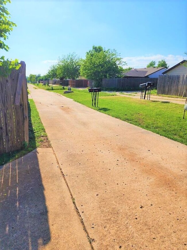 Building Photo - 3 Bedroom 2 Bathroom 2 Car Garage - Edmond