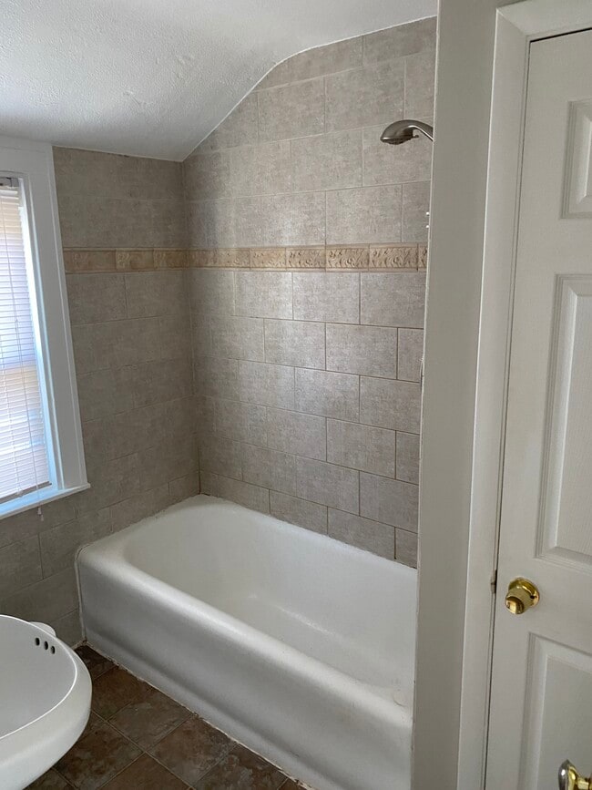 Building Photo - 74 E Iroquois Rd