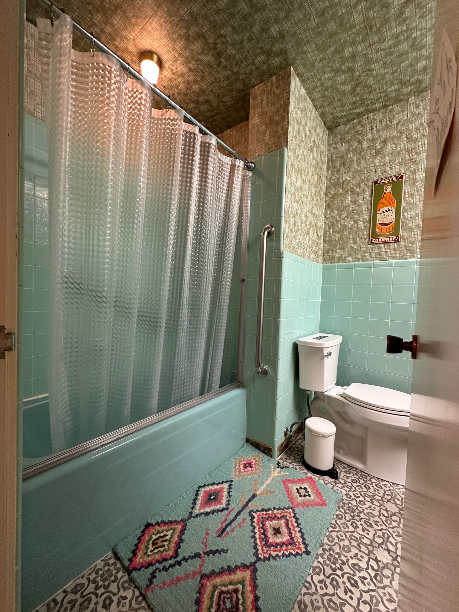 Main shared bathroom, double sinks - 13140 SE Flavel St