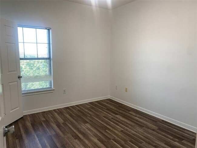 Building Photo - 2320 Gracy Farms Ln