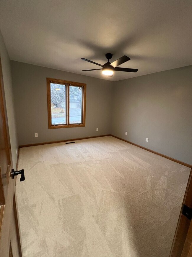 Building Photo - 5 bedroom/3 bath w/mother in law style qua...