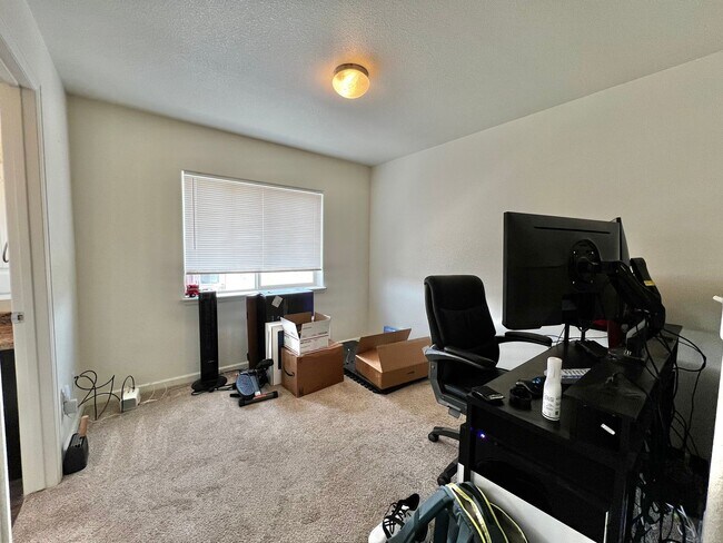 Building Photo - 2 Bedroom 2.5 bathroom Townhouse in Greeley