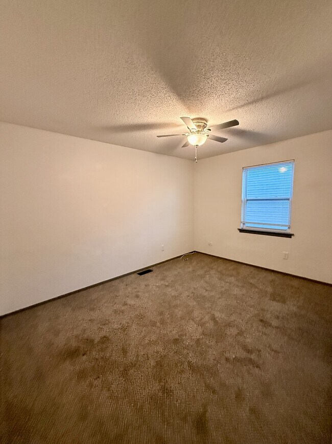 Building Photo - 209 NE Timbercreek Dr