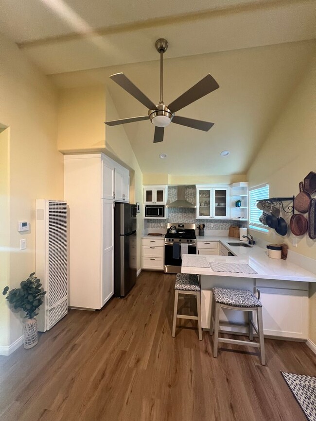 Building Photo - Ventura - Fully furnished one bedroom, one bath month to month rental!