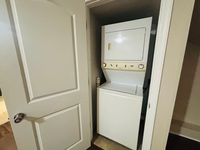 Building Photo - 2/1.5 Townhome near Downtown - will go quick