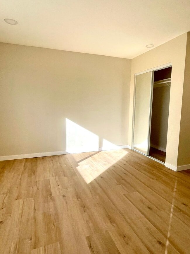 Building Photo - 8862 Golf Dr