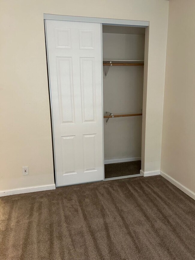 Building Photo - Spacious bright condo with new carpet and new paint and 2 bathrooms