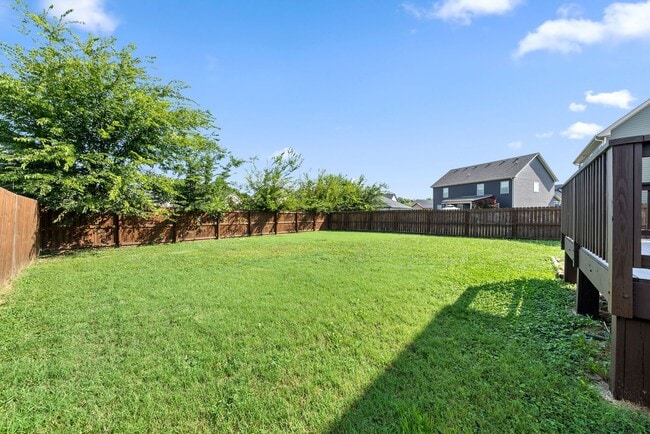 Building Photo - Large, Nice home close to Fort Campbell and Shopping