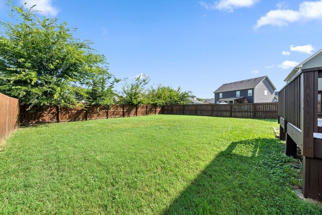 Building Photo - New Move In Incentive Added- Large, Nice home close to Fort Campbell and Shopping