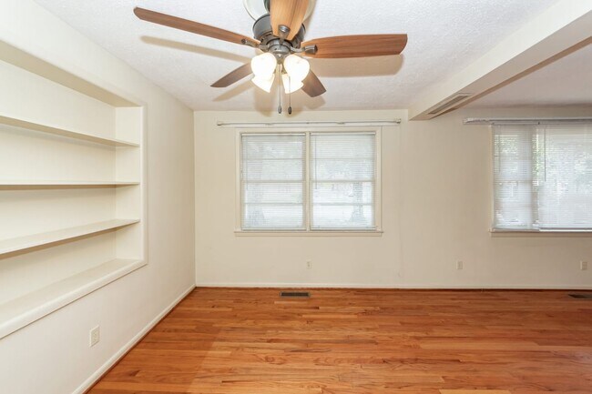 Building Photo - 453 Wade Hampton Dr