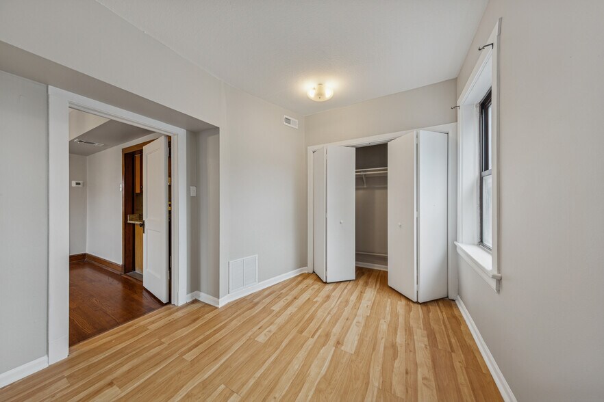 Building Photo - 1128 W Diversey Pkwy