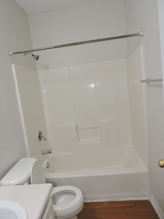 Building Photo - Easy access to interstate, shopping & hospitals!