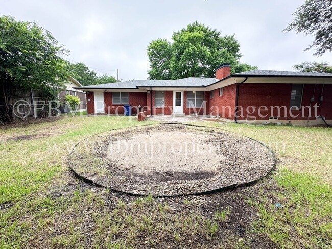 Building Photo - 1608 Hill Ln