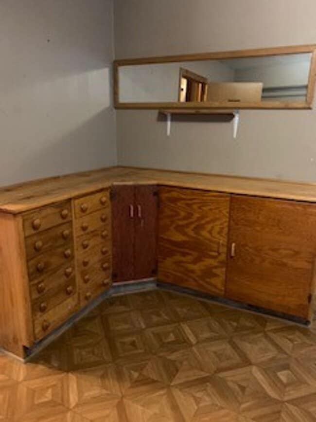 Building Photo - Large 3 BR 2 BA house w beautiful woodwork...