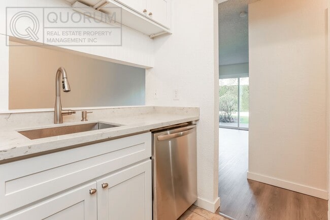Building Photo - 3 Bed 2 Bathroom Edmonds Condo!