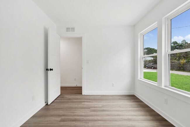 Building Photo - 980 W 9th St