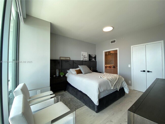 Building Photo - 888 Biscayne Blvd