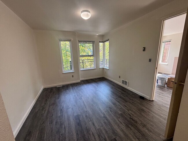 Building Photo - 2 Bedroom, 2 Bath i920sq ft with Private P...