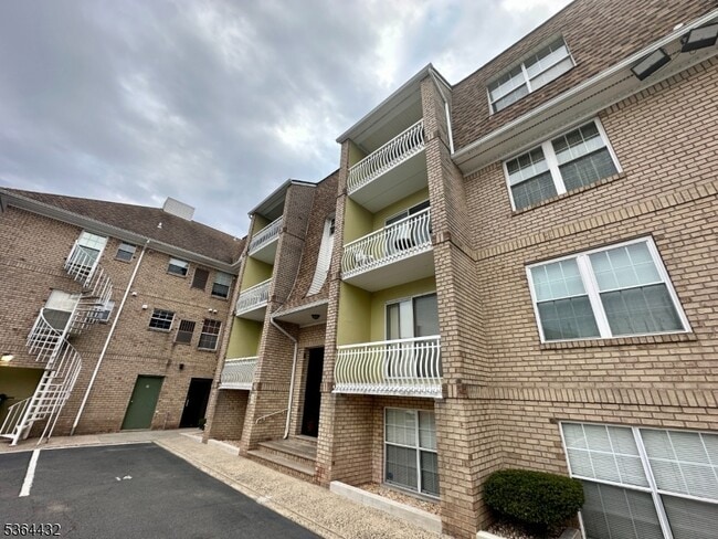 Primary Photo - 272 Walnut St