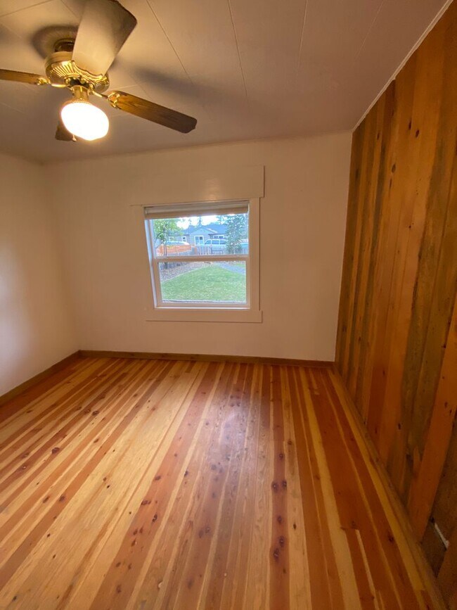 Building Photo - 716 NE Quimby Ave