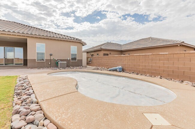 Building Photo - 5 Bedroom Home with a Pool!!!
