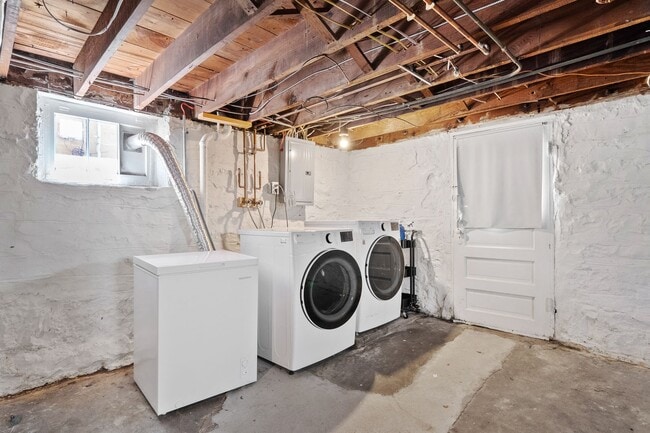 Building Photo - Flockin' Cute House