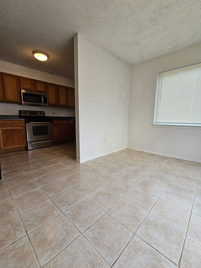 Building Photo - 129 Crystal Bend
