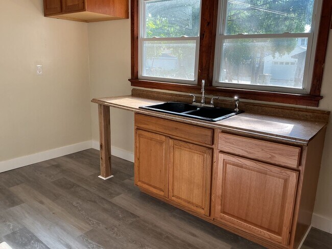 Building Photo - 4 Bedroom Single Family Home