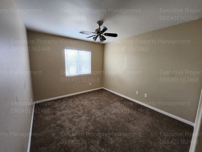 Building Photo - Spacious 4 bedroom 2 bathroom home