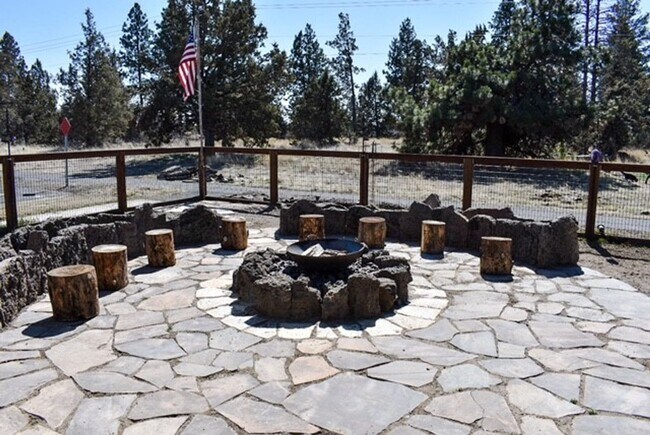 Building Photo - Spacious 5 Bed/2.5 Bath Single Family Home...