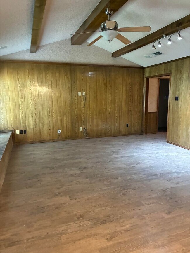 Building Photo - Spacious House