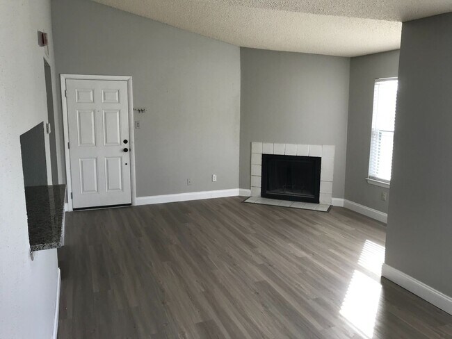 Building Photo - Charming Condo Living in the Gated Community of Cabana Key!