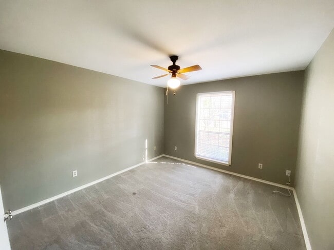 Building Photo - 2 BD/1.5 BATH MOVE IN NOVEMBER MINUTES FRO...