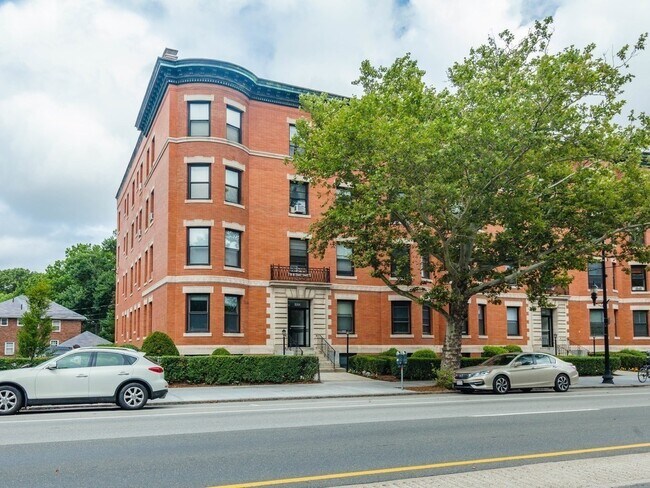 Building Photo - 1064 Beacon St
