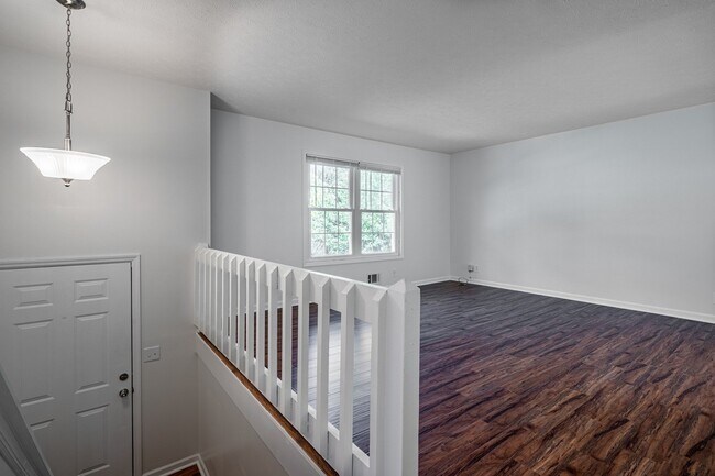 Building Photo - Stunningly renovated 4 bedroom 3 bathroom ...