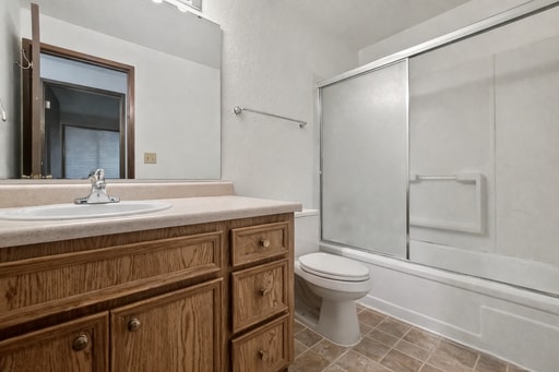 Building Photo - AVAILABLE NOW! Thoughtfully Updated Kingsgate Home with Fireplace and Fenced Yard