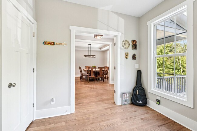 Building Photo - Luxury 5 Bed, 3.5 Bath Home on Large Lot !...