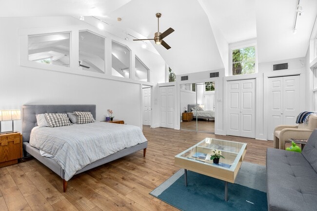 Building Photo - 215 Beauregard St