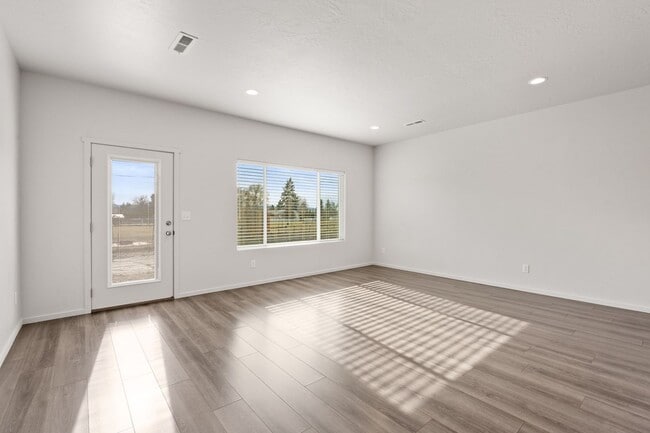 Building Photo - 4808-4810 E Fairview Ave