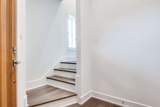 Building Photo - Special Offer!