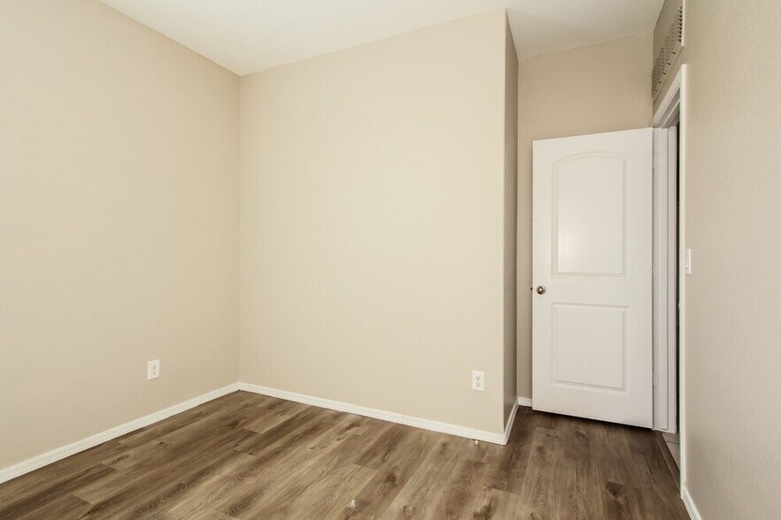 Building Photo - 6873 S Blue Hills Dr