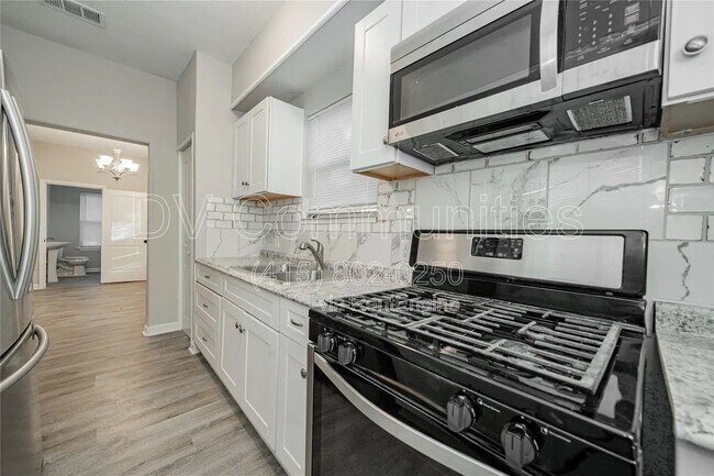 Building Photo - 606 E Brin St