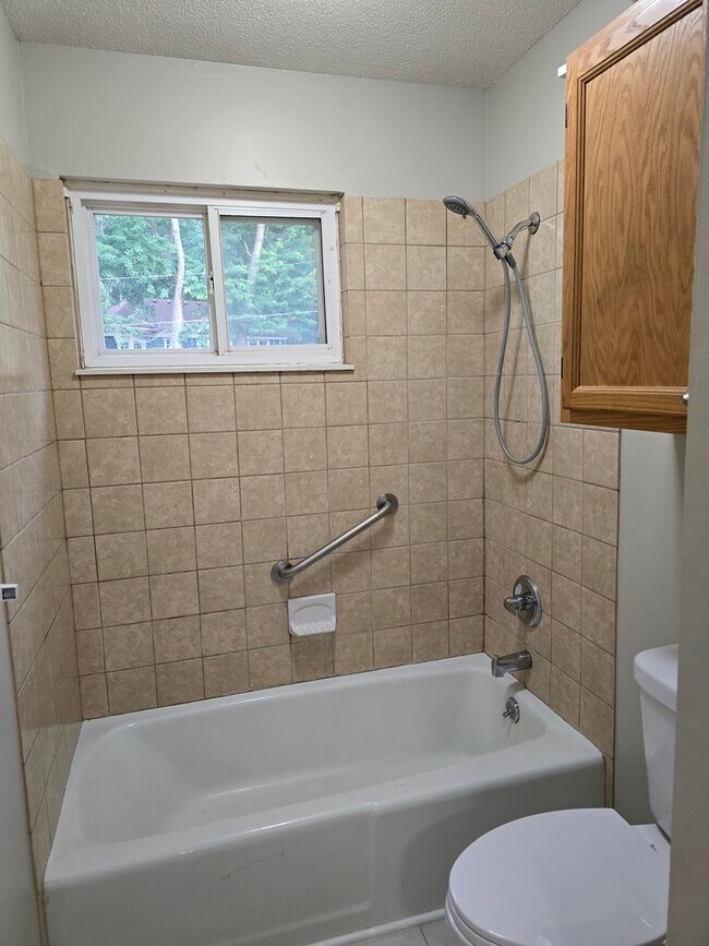 Building Photo - 5814-5816-5816 NW Walnut Ct