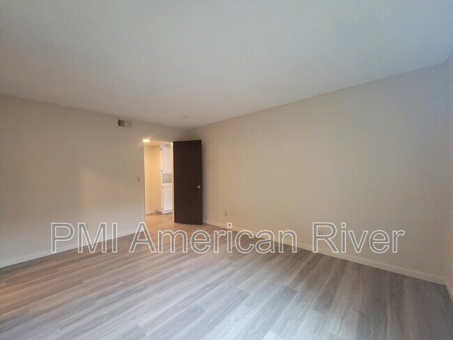 Building Photo - 9138 Nasreen Dr