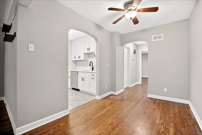 Building Photo - Robbie Junior