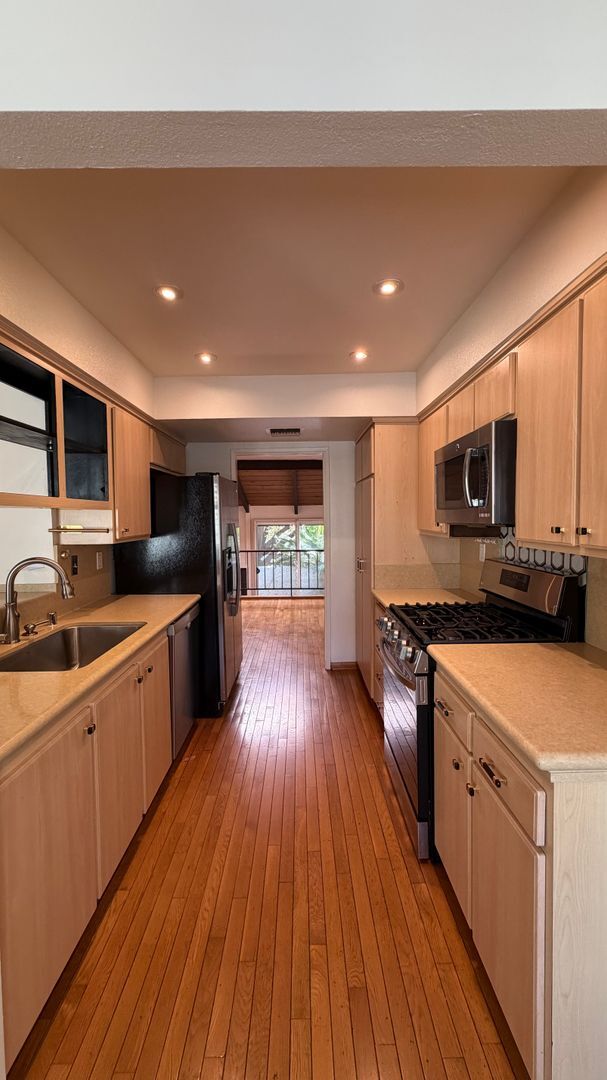 Building Photo - DESIRABLE TWO BEDROOM TWO BATH HOME IN STUDIO CITY