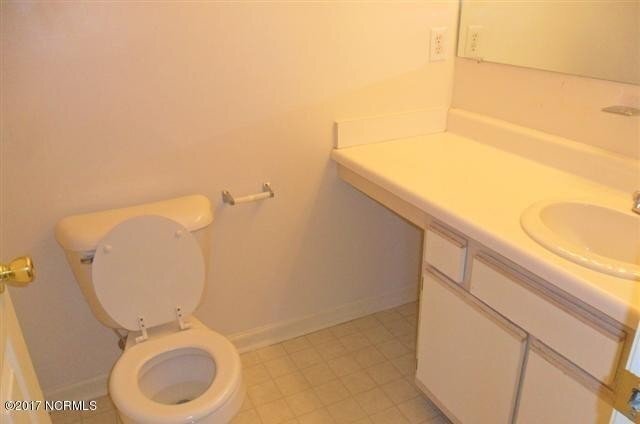 Building Photo - "Cozy Coastal Living: Charming 2-Bed, 2-Ba...