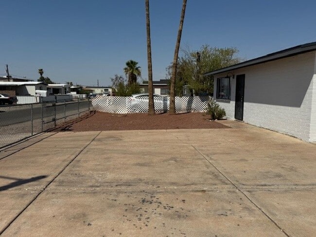 Building Photo - 2BR Remodeled and Updated, Large cement pa...