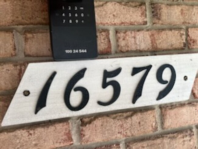 Building Photo - Roseville 8 Unit